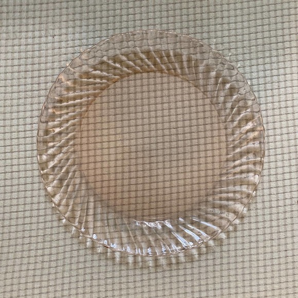 Arcoroc France 9” plates. Set of 4. - Picture 2 of 3